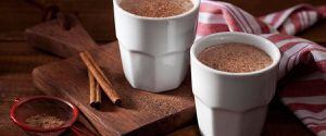 Para aquecer: aprenda a fazer um chocolate quente cremoso