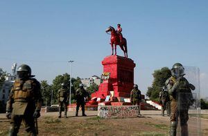 Nueva jornada de protesta con miles de personas dejó barricadas y la estatua de Baquedano pintada de rojo