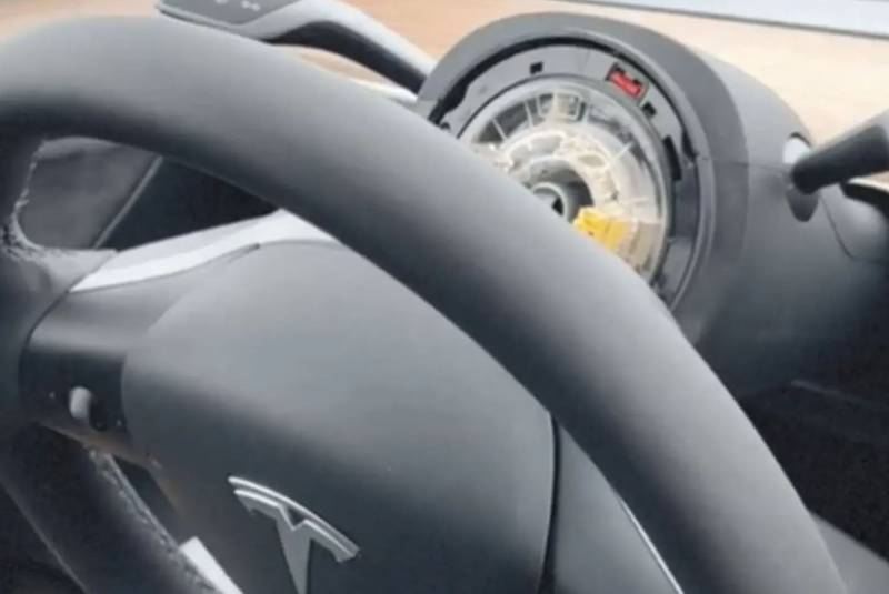 El volante se cayó de este Tesla Model Y en Nueva Jersey. | Foto: Twitter/Prerak y Neha Patel