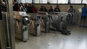 "Estamos tristes": la reacción del Metro de Santiago ante la violenta jornada de evasión masiva del jueves que no dejó a nadie indiferente en Twitter
