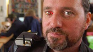 Cineasta creó un “ojo rojo” estilo Terminator que graba 30 minutos de video