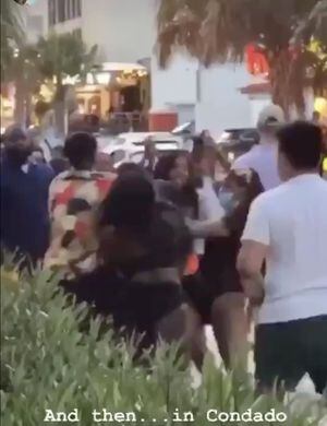 Captan en video a turistas peleando en las aceras de Condado