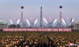 Con fuegos artificiales y bailes: así fue la eufórica celebración en Corea del Norte tras lanzamiento de misil que podría destruir a EEUU