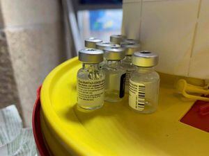 Vacuna de Pfizer puede neutralizar tres variantes del coronavirus