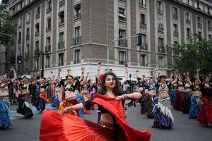 Comienzan preparativos para Santiago es Carnaval que celebrará a Violeta Parra