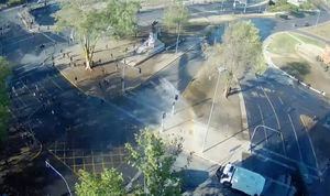 Carabineros dispersan a manifestantes en Plaza Italia