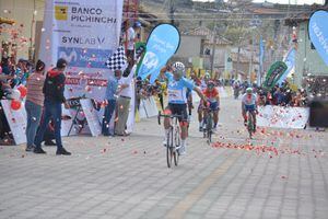 ¡Con gritos, aplausos y confeti! Byron Guamá ganó la tercera etapa de la Vuelta al Ecuador y así lo recibieron en la meta