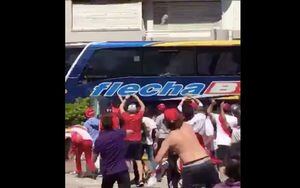 VIDEO. Momento exacto en que es atacado el bus de Boca Juniors