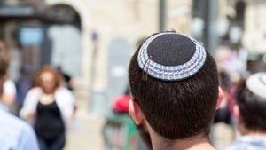Homens atacam judeu que usava kipá no interior de SP: 'verme'