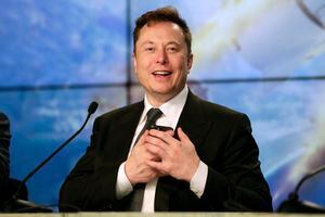 “Bajo la línea de la pobreza”: los productos de las empresas de Elon Musk que puedes comprar, incluido un lanzallamas