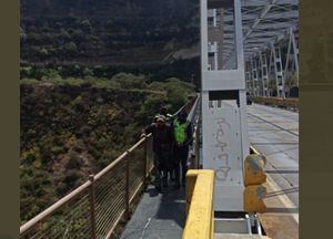 "Perdón por esta decisión que tomé": Hombre dejó carta de despedida e intentó saltar del puente del río Chiche; agente de la AMT lo impidió