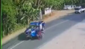 VIDEO. Motociclista sale expulsado por los aires al chocar con patrulla de la PNC