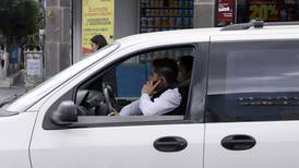 Uno de cuatro jóvenes confirma que revisa el celular mientras maneja