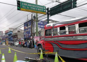 Cámaras captan el momento en que un bus atropella a un motorista en calzada San Juan
