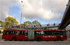 Monumental trancón de TransMilenios en la Autopista Norte