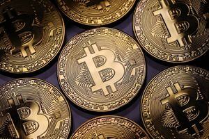 Ainda em recuperação, bitcoin volta a se aproximar do patamar dos US$ 50 mil