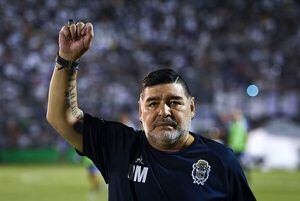 Exesposa de Maradona dice que estaba "secuestrado" por su abogado