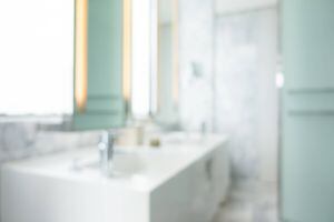 3 dicas infalíveis para limpar e tirar manchas do box do banheiro