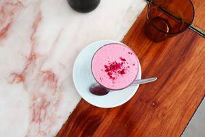 Leite rosa: a bebida que viralizou e veio para destronar o café Dalgona