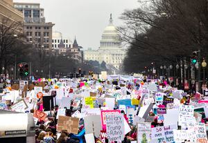 Mujeres salen a marchar a favor de sus derechos y en contra de Donald Trump