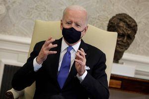Biden califica de “pensamiento neandertal” eliminar uso obligatorio de cubrebocas