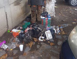 FOTO. Agentes PNC brindan ayuda a indigente en Jalpatagua