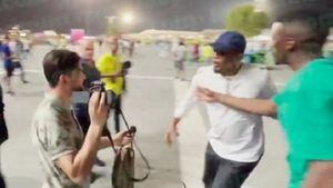 Samuel Eto’o perdió la cabeza y le propinó una feroz patada a un hincha en Qatar