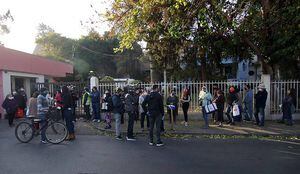 Largas filas se registran para retirar medicamentos en el Hospital Félix Bulnes en Quinta Normal