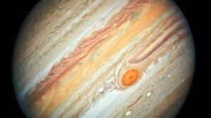 Otro espectáculo visual bajo el lente del Hubble de la NASA: Así lucen las auroras boreales en Júpiter