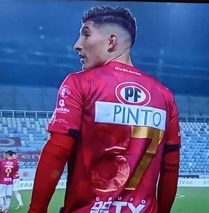 Mathías Pinto: el jugador de Ñublense que actuó con una camiseta pichanguera