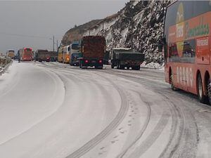 Caída de nieve en Papallacta provoca cierre vial y principio de hipotermia en pasajeros