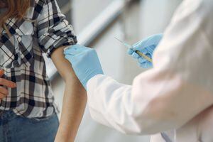 Enfermeira troca vacinas de covid-19 por soro e mais de 8 mil pessoas podem ter sido afetadas