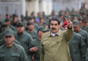 Venezuela: Nicolás Maduro se desmayó en un tanque militar y casi no lo podían sacar