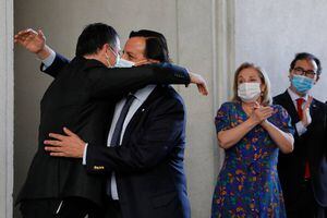 Entre aplausos y abrazos: así fue recibido Víctor Pérez en La Moneda tras su renuncia