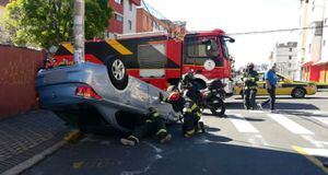 Quito: Vehículo volcado en accidente de tránsito en el sector San Carlos