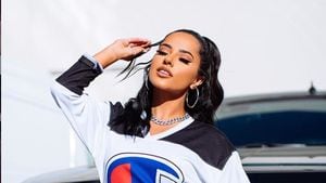 Video de Becky G sin ropa sale a la luz ¡Luce espectacular en toples!