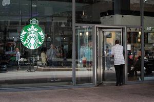 Nestlé sella alianza con Starbucks