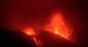 Revelan imágenes nocturnas de lava del volcán Estrómboli tras segunda erupción