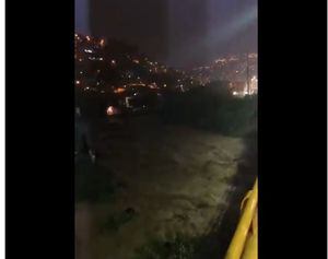 ¡Atención! Se desbordó quebrada en Medellín y se ha llevado casas consigo