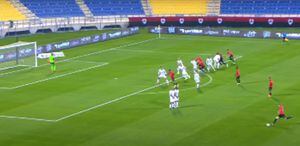 ¡James se fue de vivo! Quiso sorprender al portero rival en el primer minuto