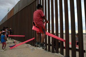El artista que instaló subibajas en la frontera entre México y Estados Unidos