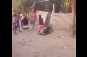 (Video) Vándalos atacaron a un policía con piedras hasta dejarlo inconsciente