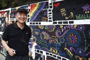 El artista singapurense Sun Yu- Li pintó un gran mural como regalo para Medellín