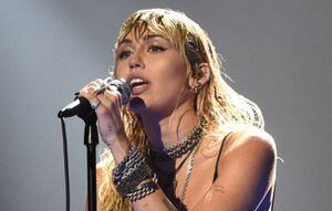 Miley Cyrus estuvo al borde del llanto al interpretar "Slide Away" en los VMAs 2019