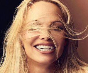 "Es divertido envejecer": Pamela Anderson posa con poca ropa a sus 55 años