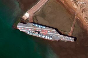 Sigue la tensión: Irán lanza misil a un falso portaaviones que simula a una nave de EEUU