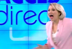 Mujer desnuda interrumpió un programa de TV lanzando una piedra a presentadora