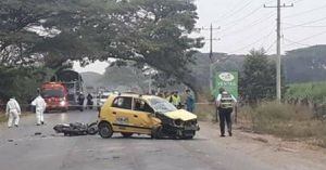 Grave accidente entre taxi y motocicletas deja dos personas sin vida