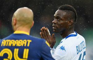Mario Balotelli explotó en furia y quiso irse de la cancha por nuevos insultos racistas en el fútbol italiano