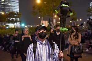 Manifestantes enmascarados se apoderan de centros comerciales en Hong Kong